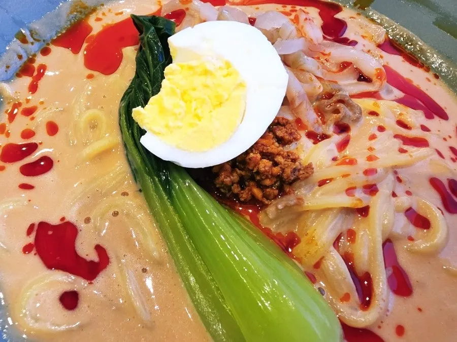 청경채와 계란, 고기 토핑이 올라간 탄탄면