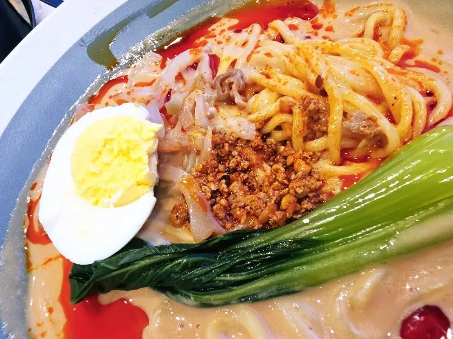 큼직한 그릇에 담긴 치바오 탄탄면