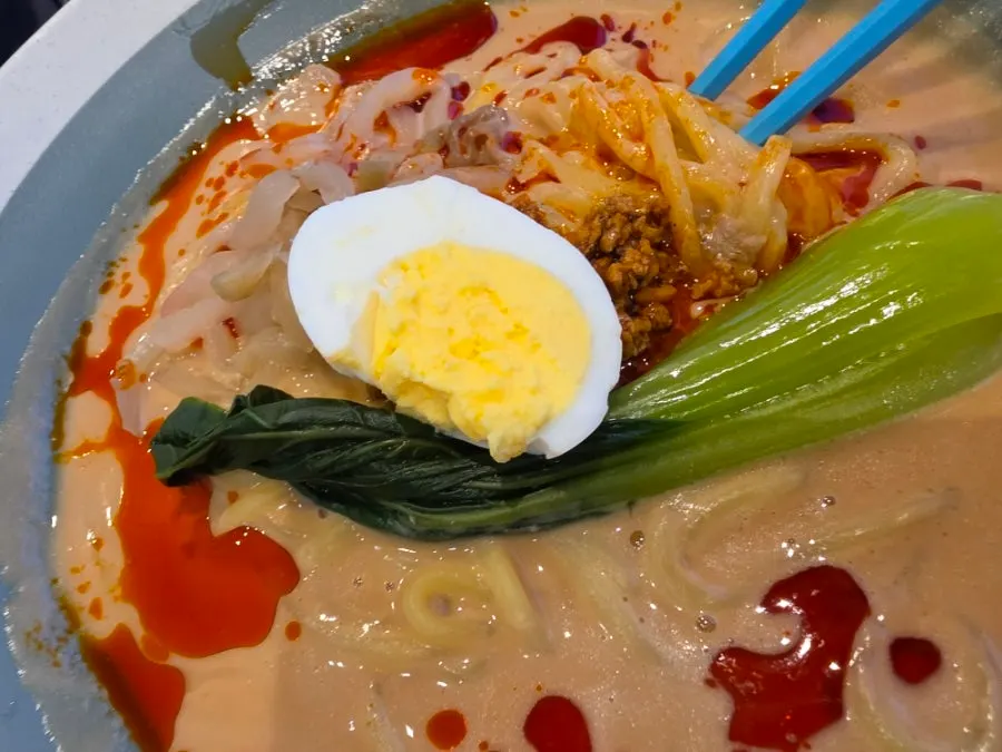면과 토핑을 곁들인 탄탄면 클로즈업