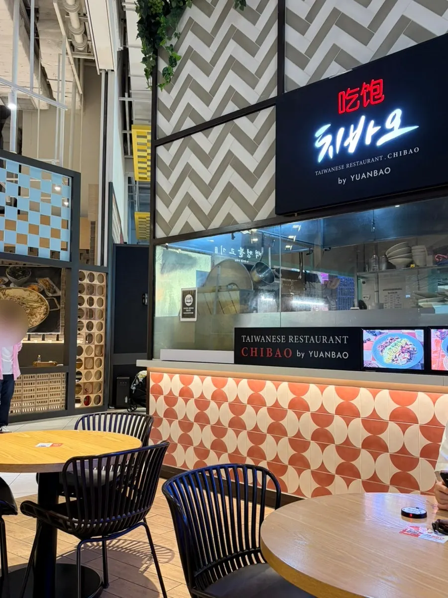 Mesas del food court Ittopia junto a Chibao