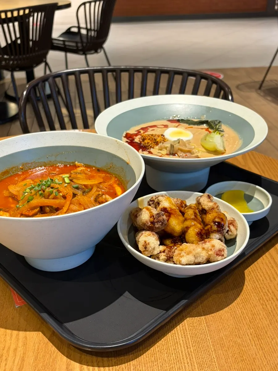 Mesa del food court Ittopia cómoda para dejar el carrito de bebé