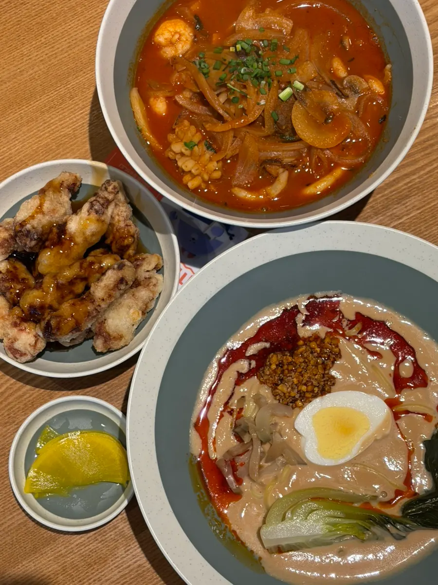 Bandeja con el jjamppong y el set de tantanmen de Chibao