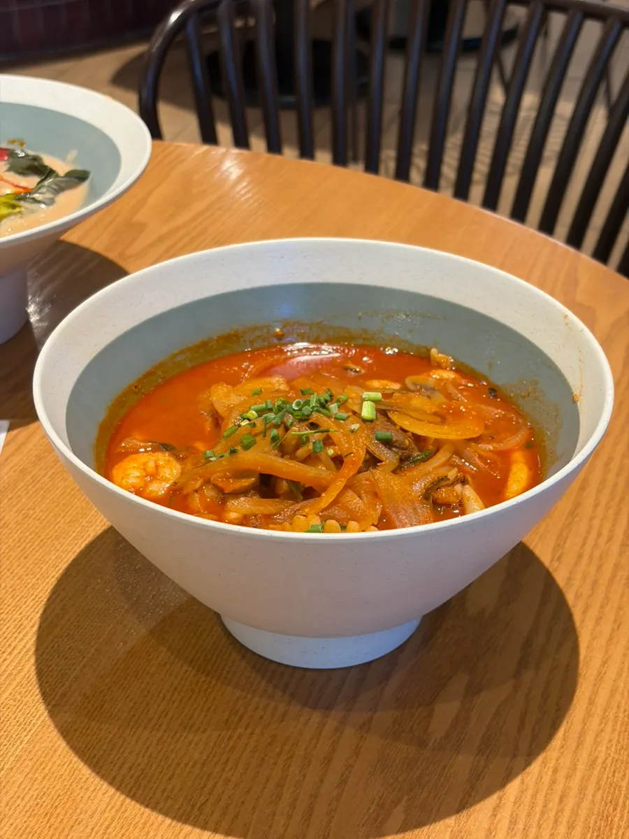 Tazón de tantanmen del restaurante chino de estilo taiwanés Chibao