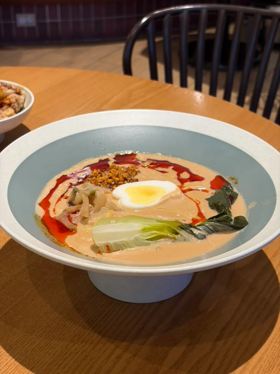 Fideos firmes levantados con palillos del caldo de jjamppong