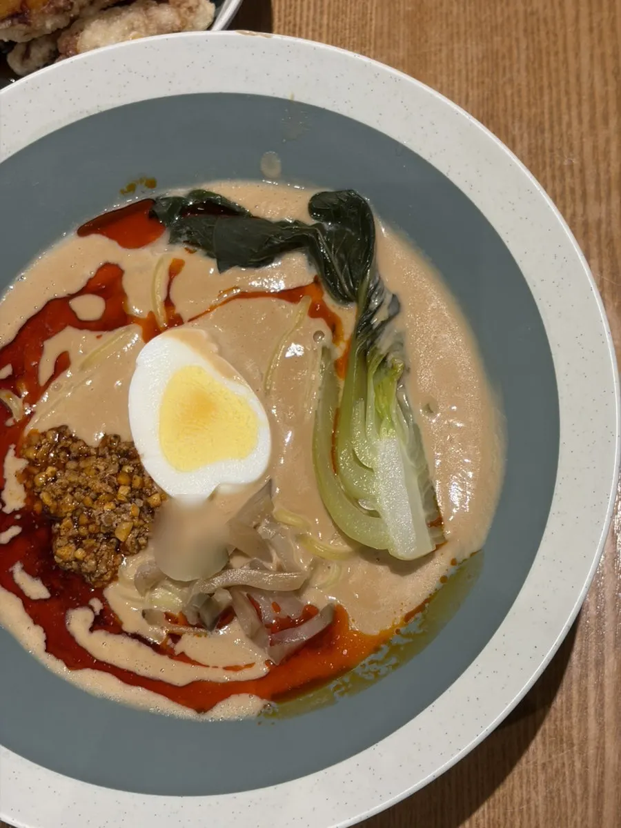 Tantanmen de Chibao con caldo a base de cacahuate