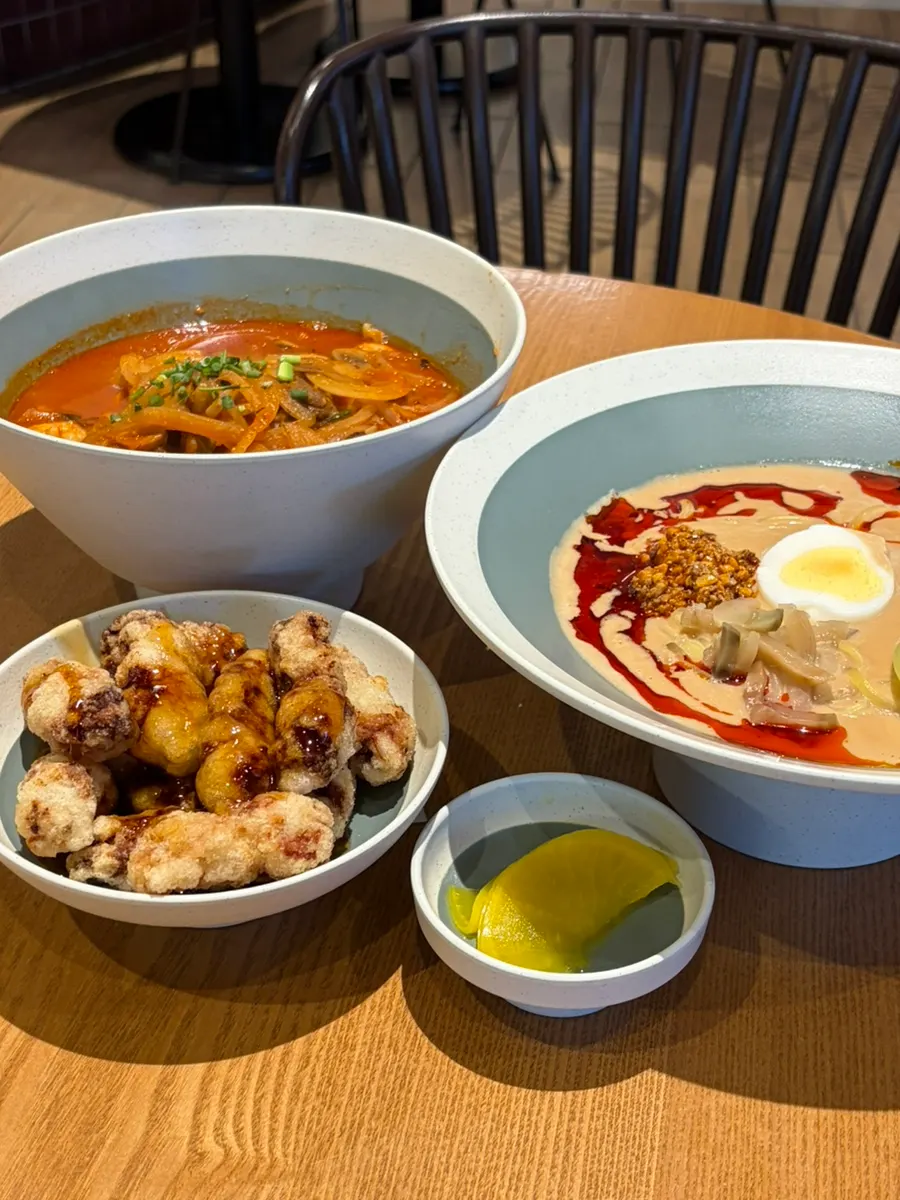 Primer plano del tantanmen con carne encima