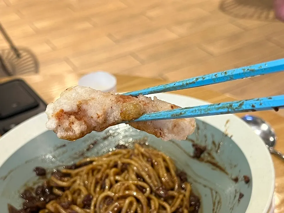 Tangsuyuk dipped in jjajang sauce
