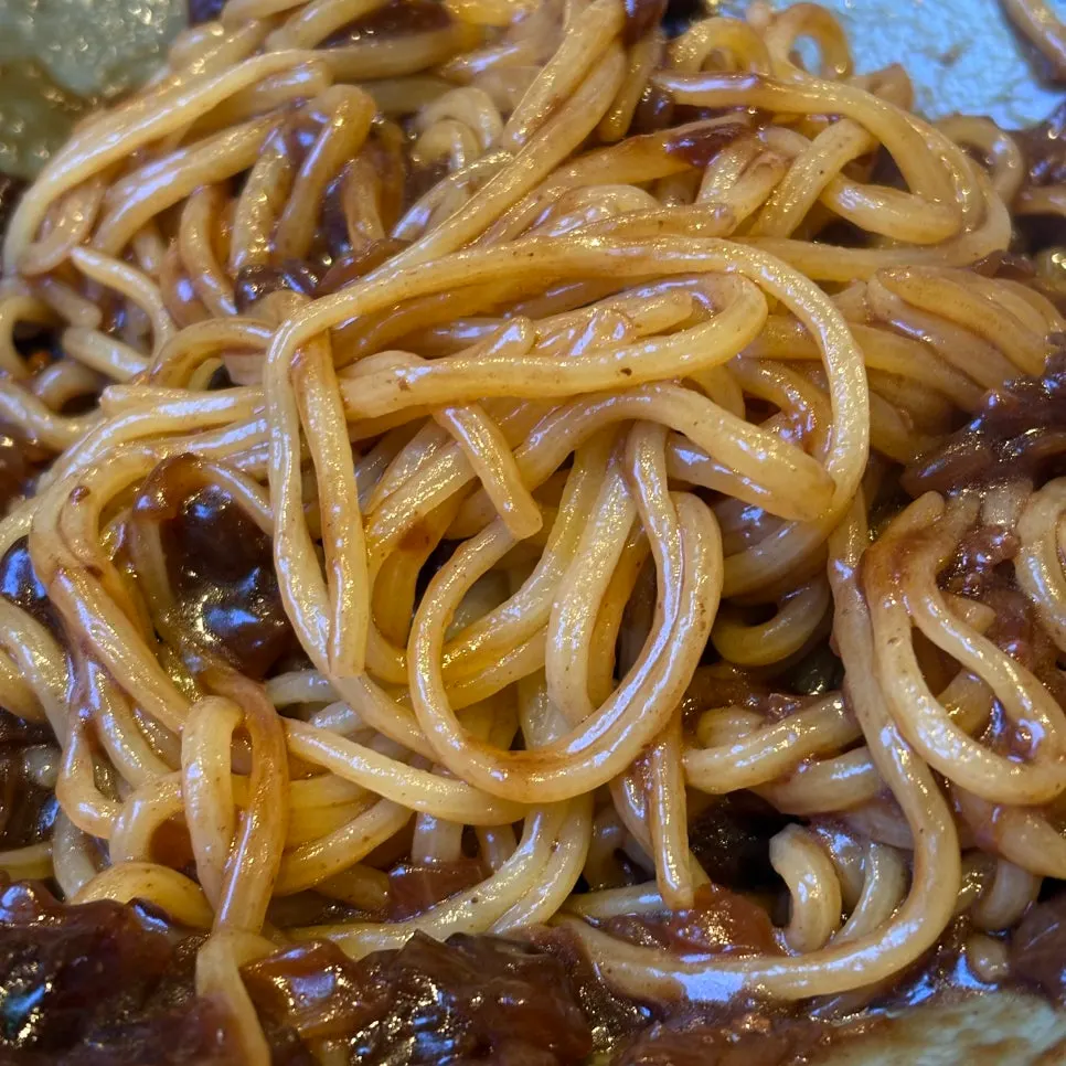 짜장면과 함께 차려진 테이블
