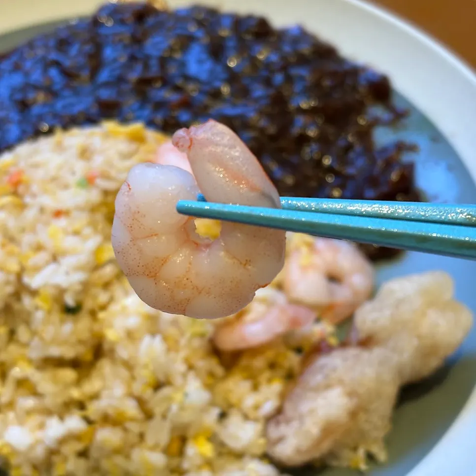 볶음밥과 짬뽕국물이 놓인 상차림