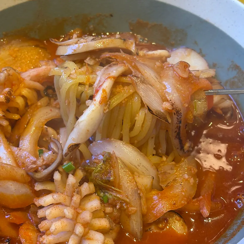 짬뽕 면을 들어올린 모습
