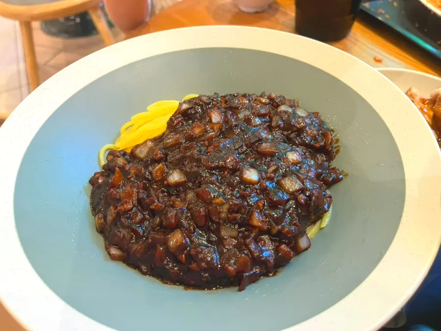 세트에 나오는 치바오 유니짜장면