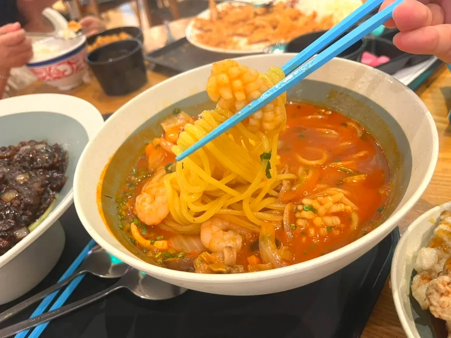 짜장소스를 비빈 탱글한 면발