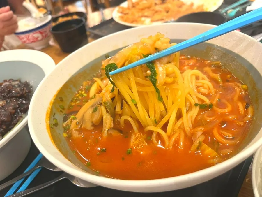 푸짐한 양의 치바오 짜장면 그릇