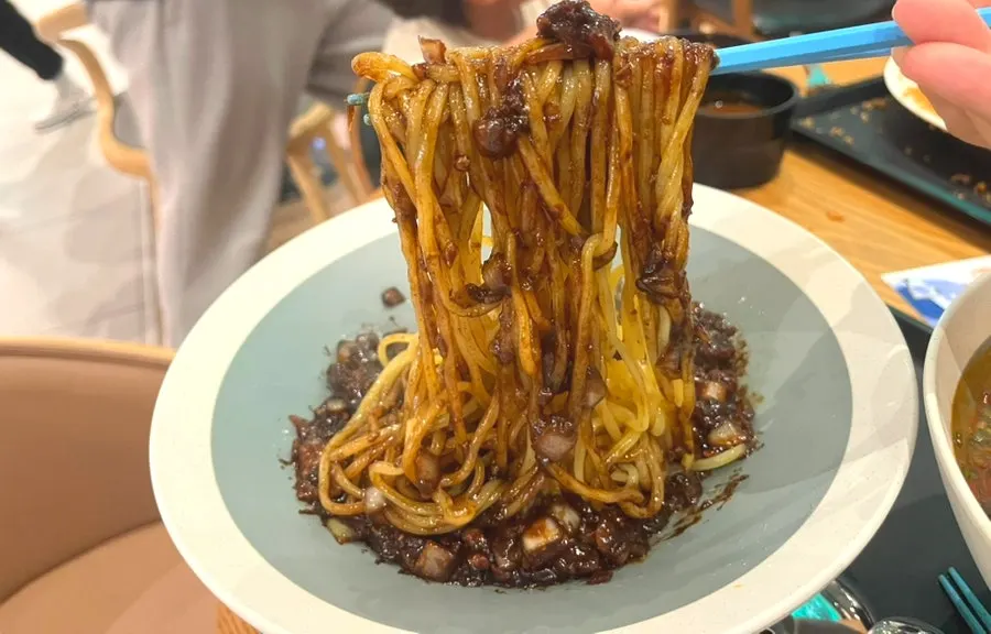 바로 삶아 쫄깃한 짬뽕 면발
