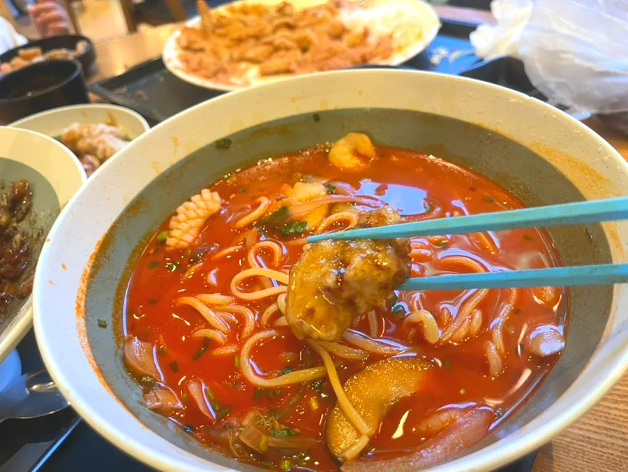 짬뽕과 짜장을 함께 놓은 테이블