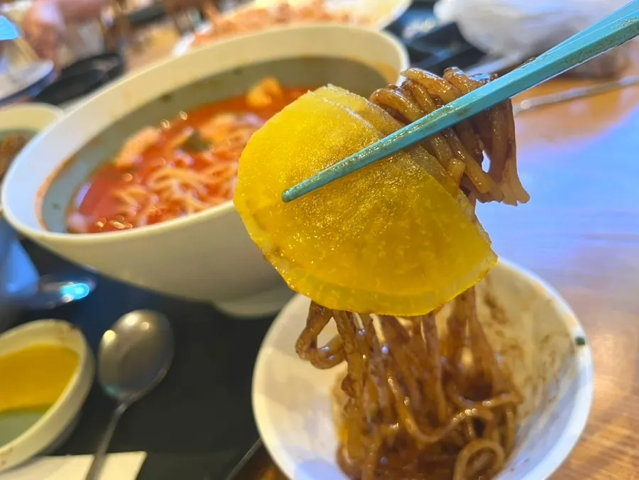 탕수육과 면을 함께 먹는 모습