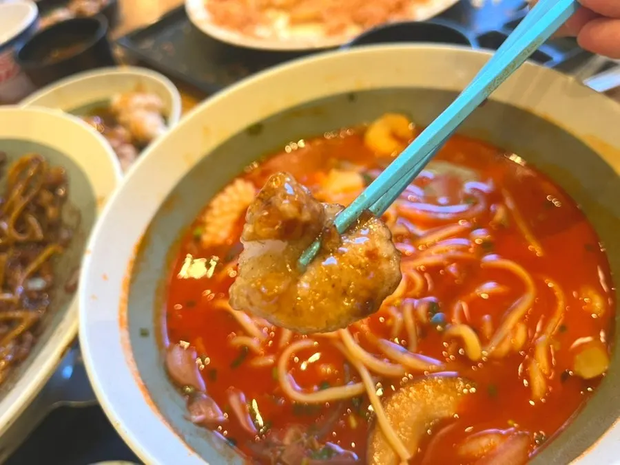소스에 찍은 치바오 탕수육