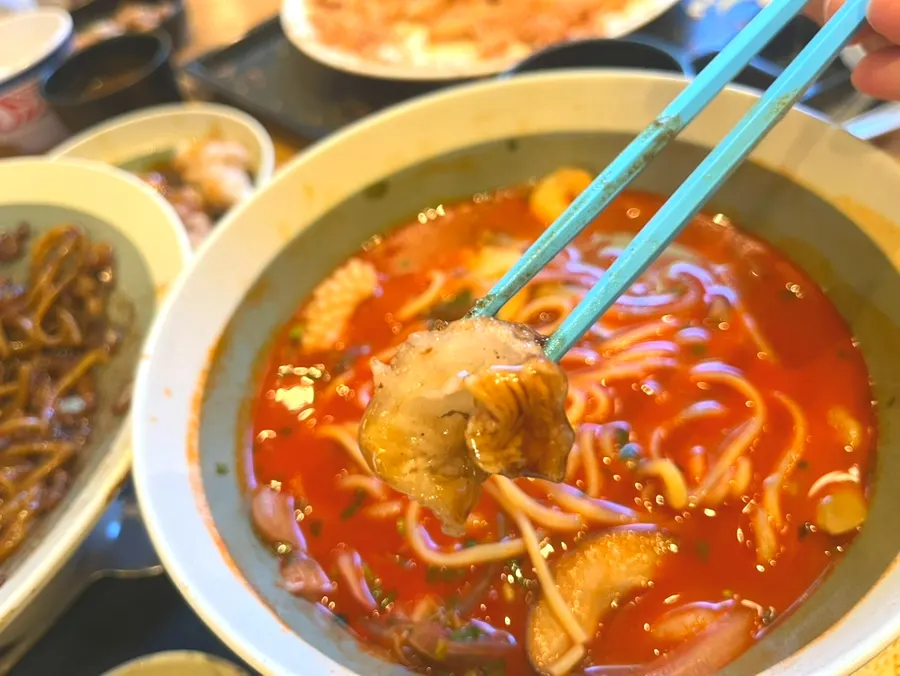 얇게 썬 단무지 접시