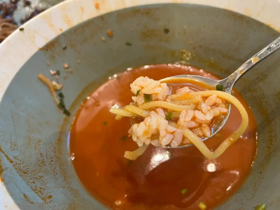 짬뽕 국물에 공기밥을 말아 먹는 모습