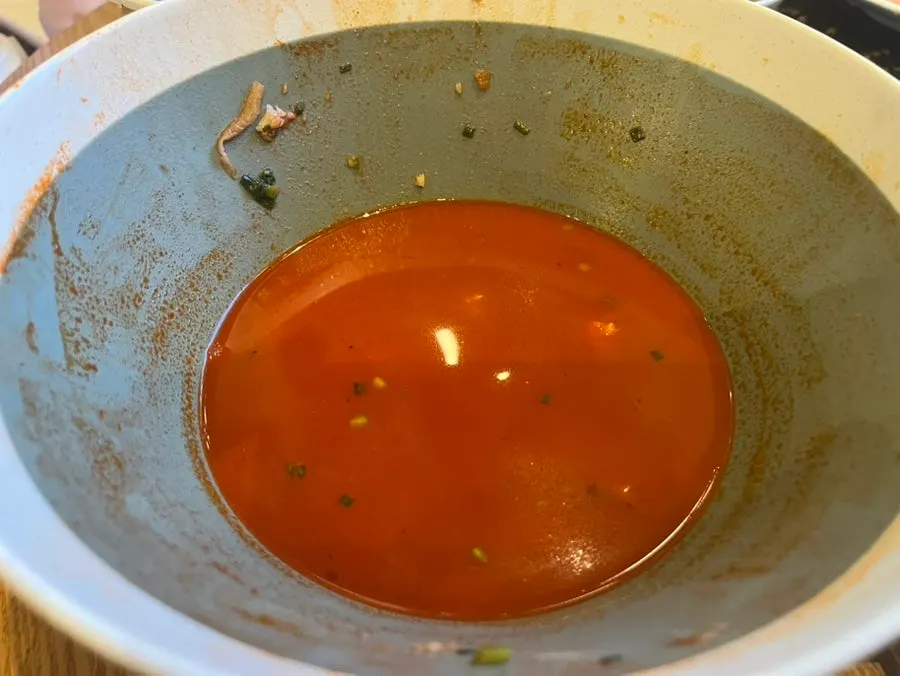 짜장·짬뽕·탕수육이 놓인 식사 마무리 테이블