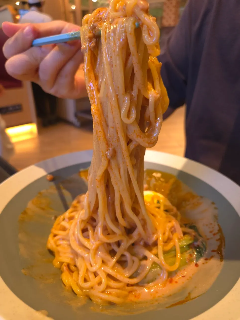 비벼서 한 젓가락 든 탄탄면