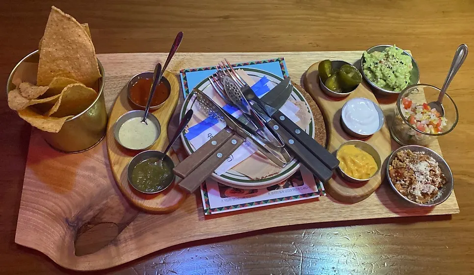 과카몰리와 피코 데 가요, 칠리 콘 까르네