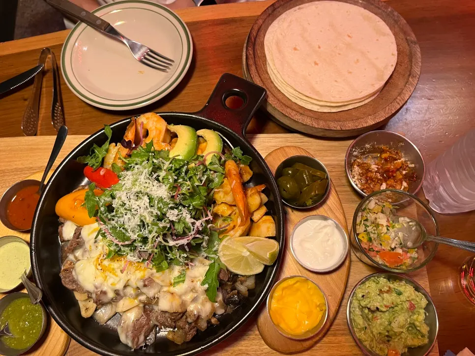 푸짐하게 차려진 타코 플레이트 2인 세트