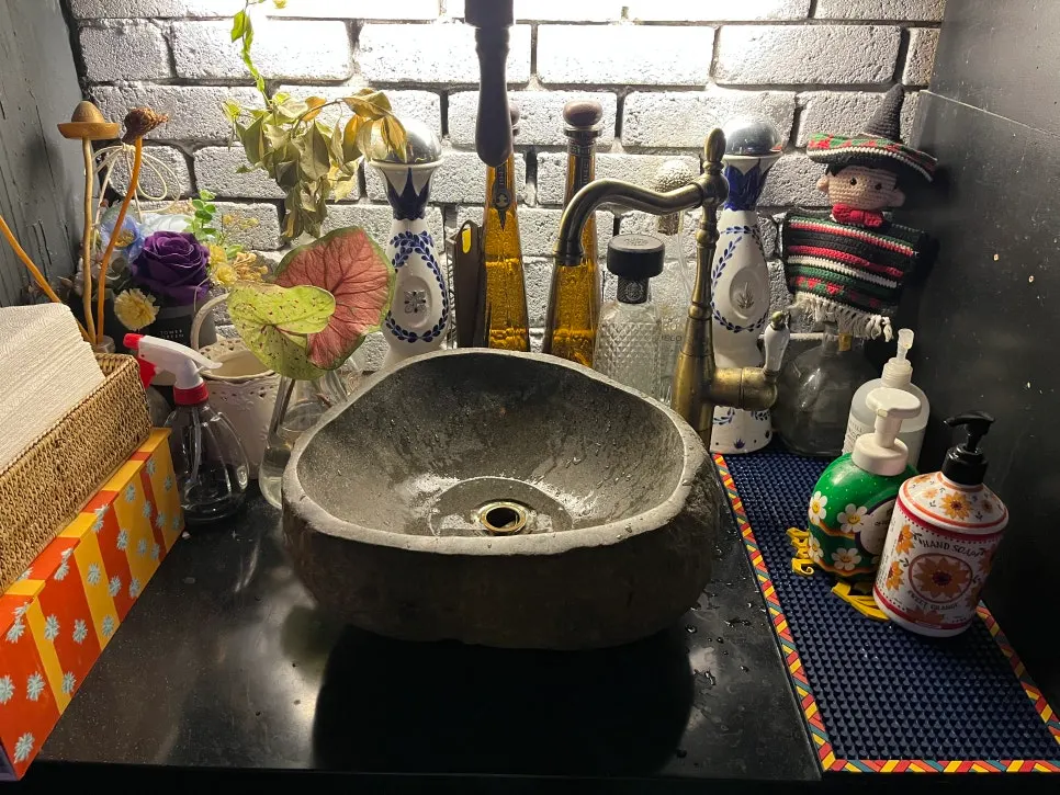 살사소스와 고추절임을 올린 매콤한 타코