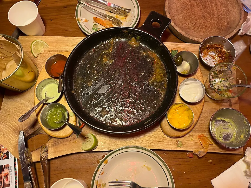 싹싹 비운 접시와 소스 그릇