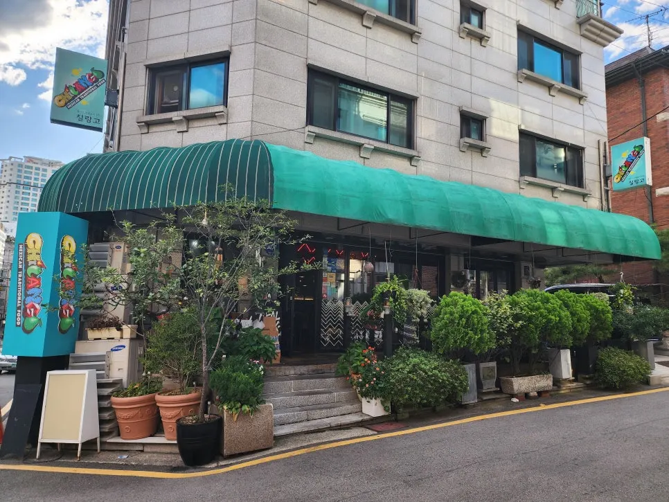 View around the entrance of Chilango Seolleung Main Branch