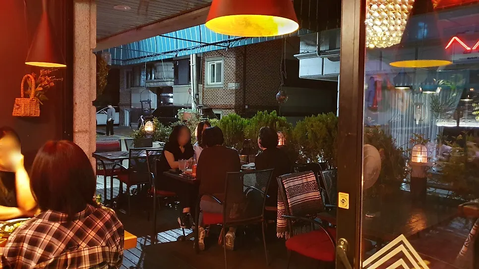 조명이 켜진 칠랑고 선릉본점 실내 좌석