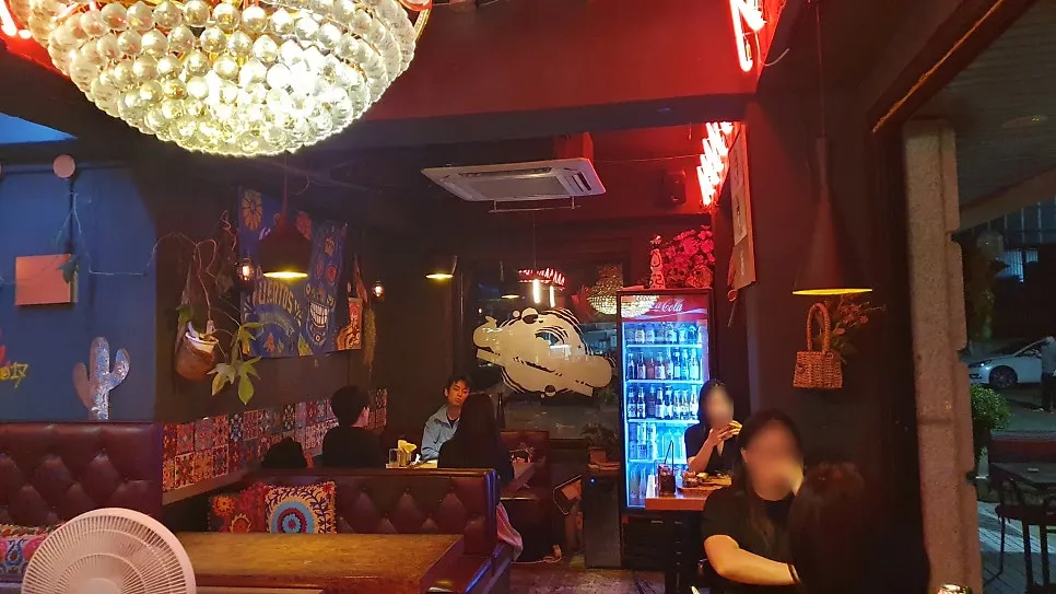 어두워진 뒤 분위기 살아난 칠랑고 내부