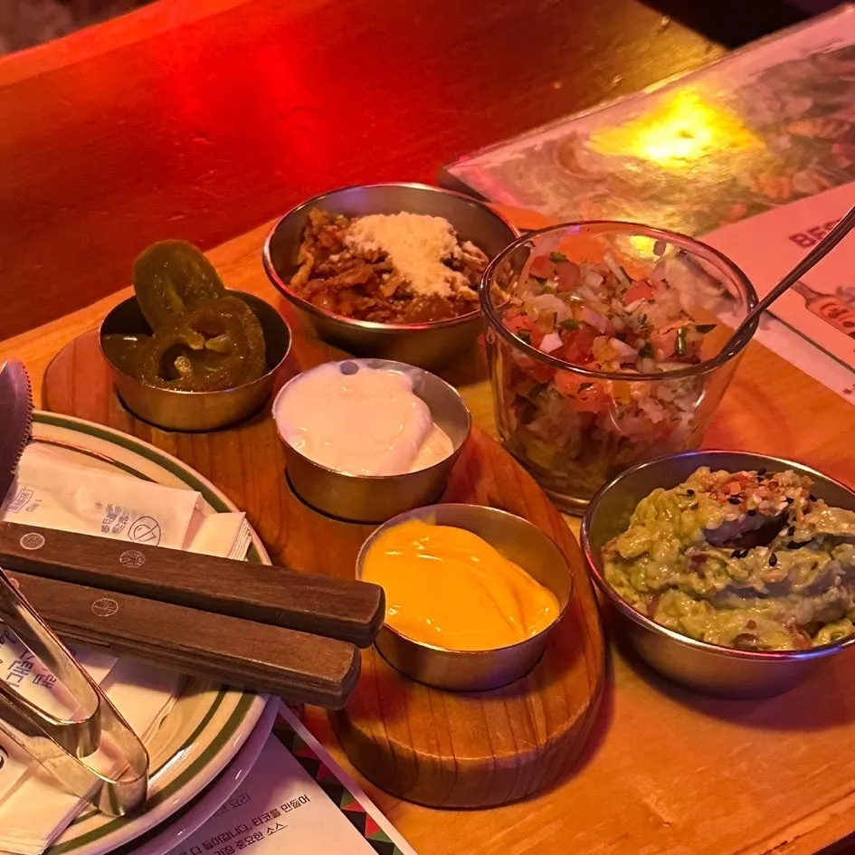 Full view of the taco plate set