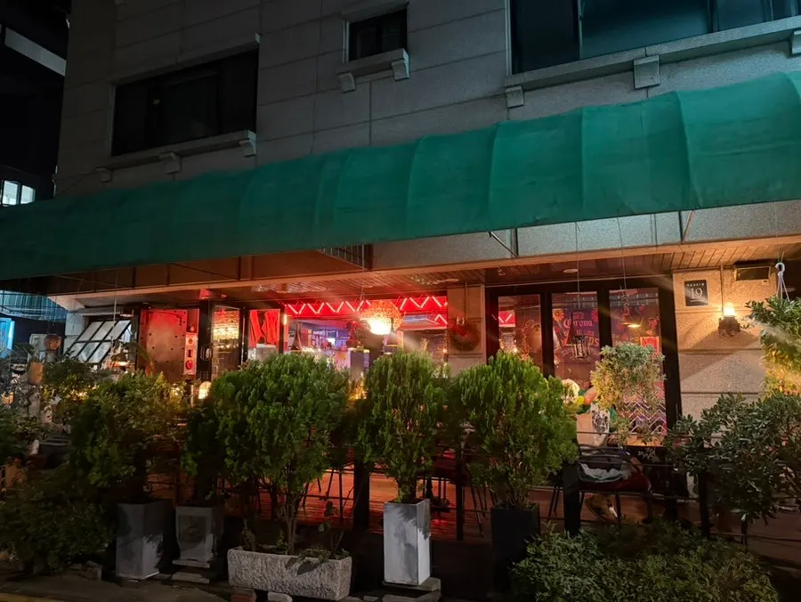 Outdoor terrace tables at Chilango Seolleung Main Branch