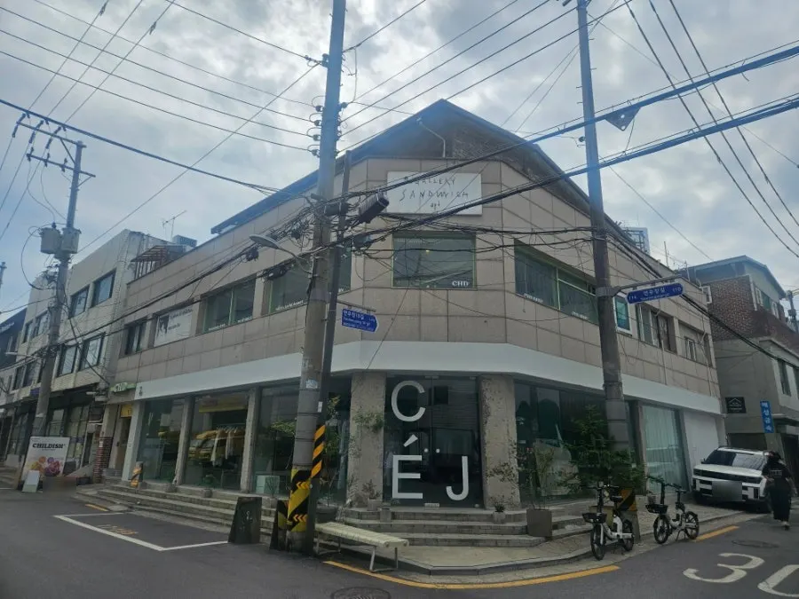 주말 아침 성수동 연무장길 산책 풍경