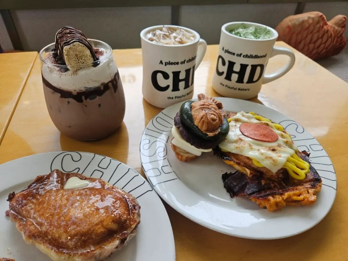 테이블에 놓인 소금빵X붕어빵 세트