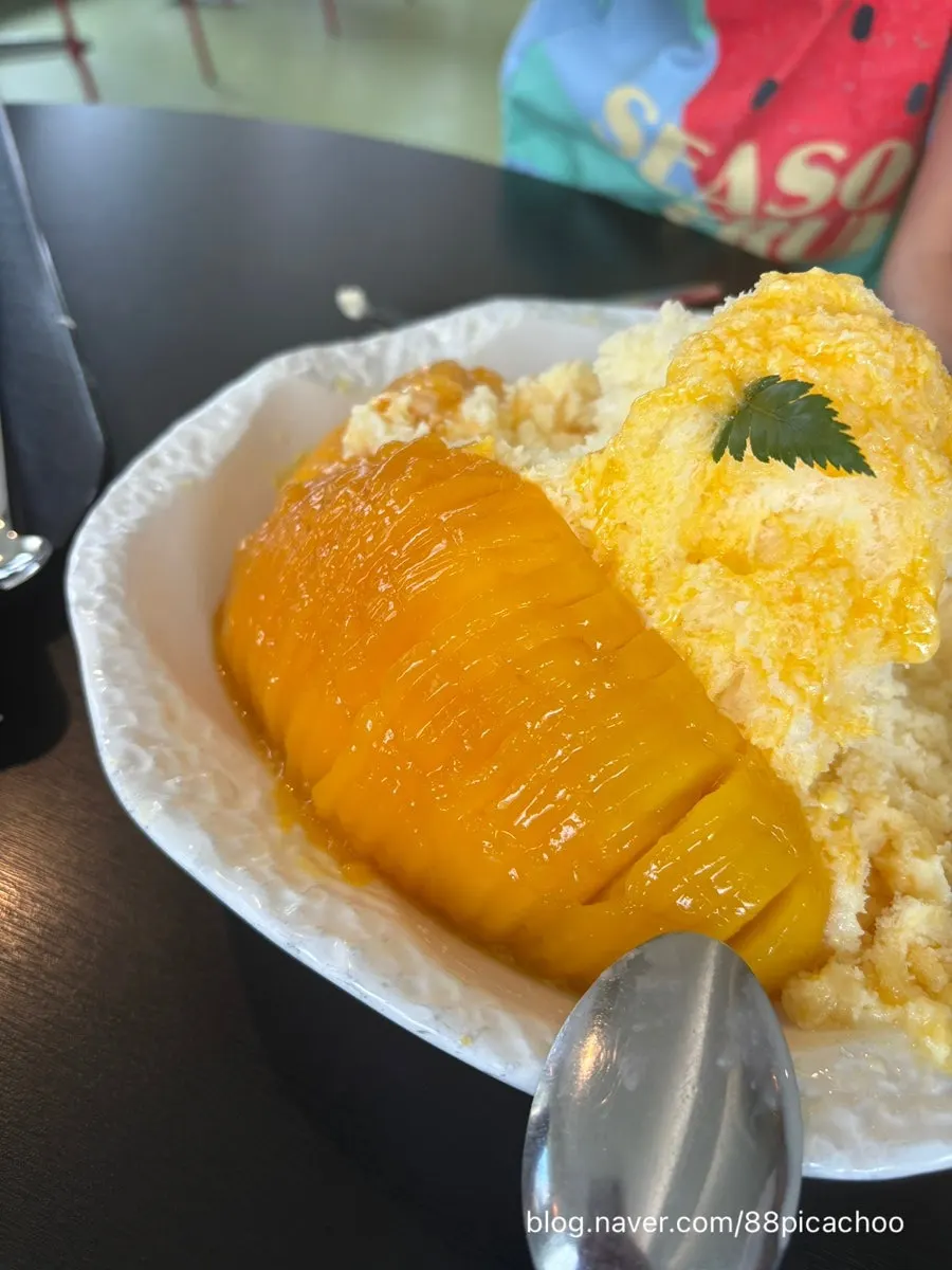 얇게 갈린 대패 스타일 망고빙수
