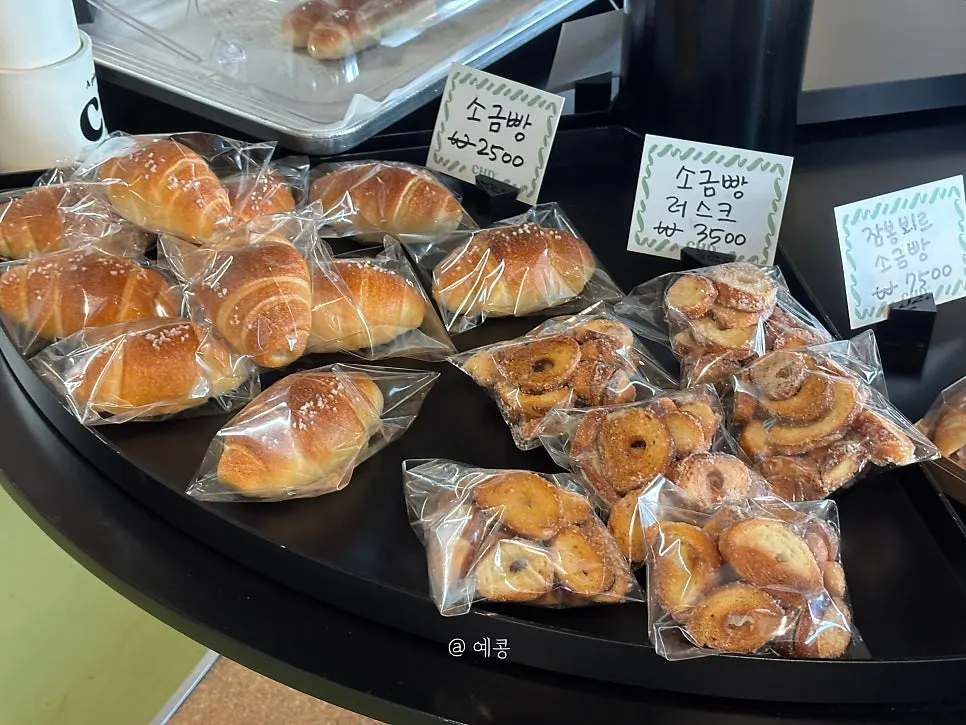 잠봉뵈르 앙버터 에그마요 샌드위치 진열