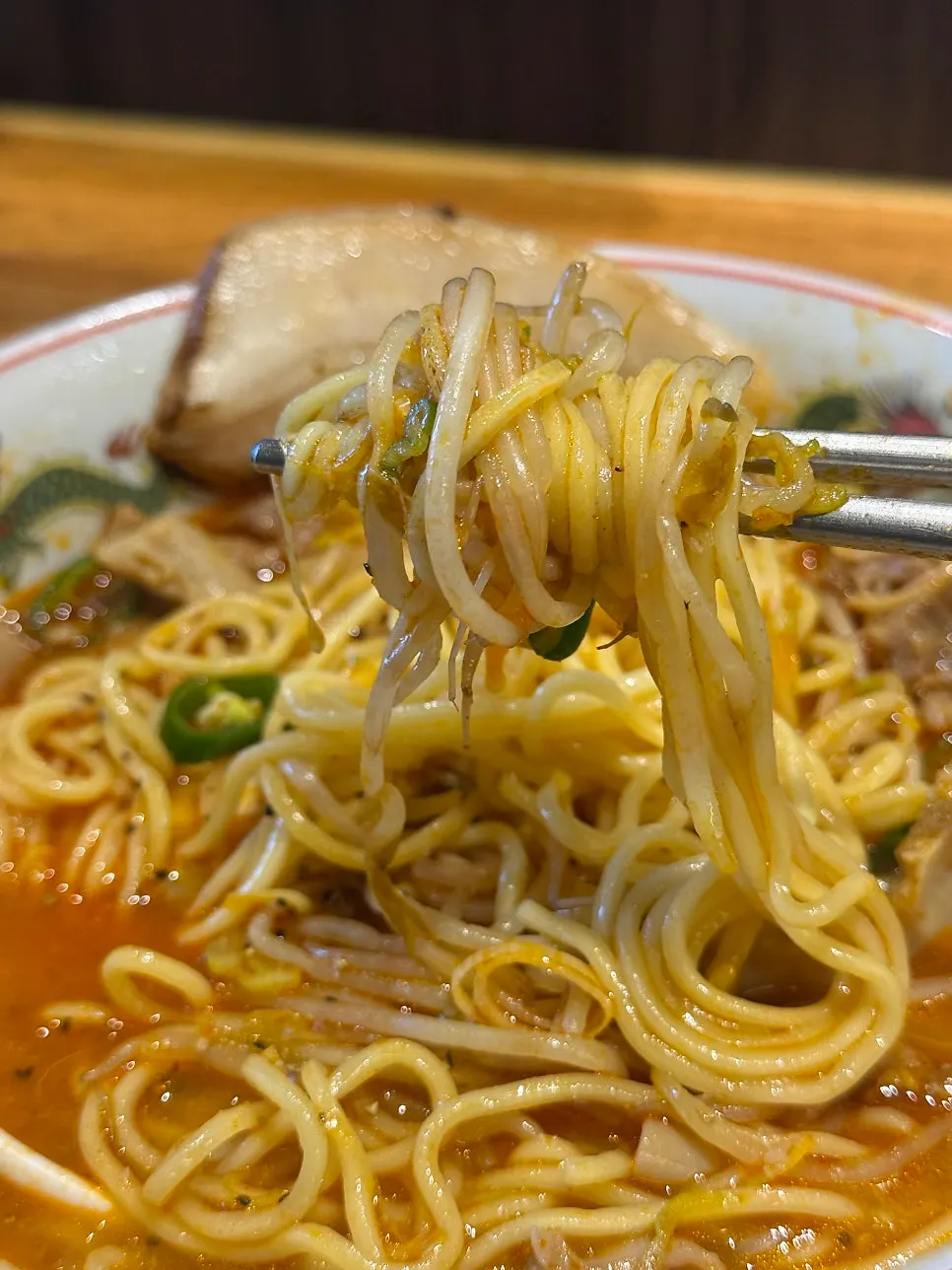 얼큰한 모츠라멘의 면과 숙주