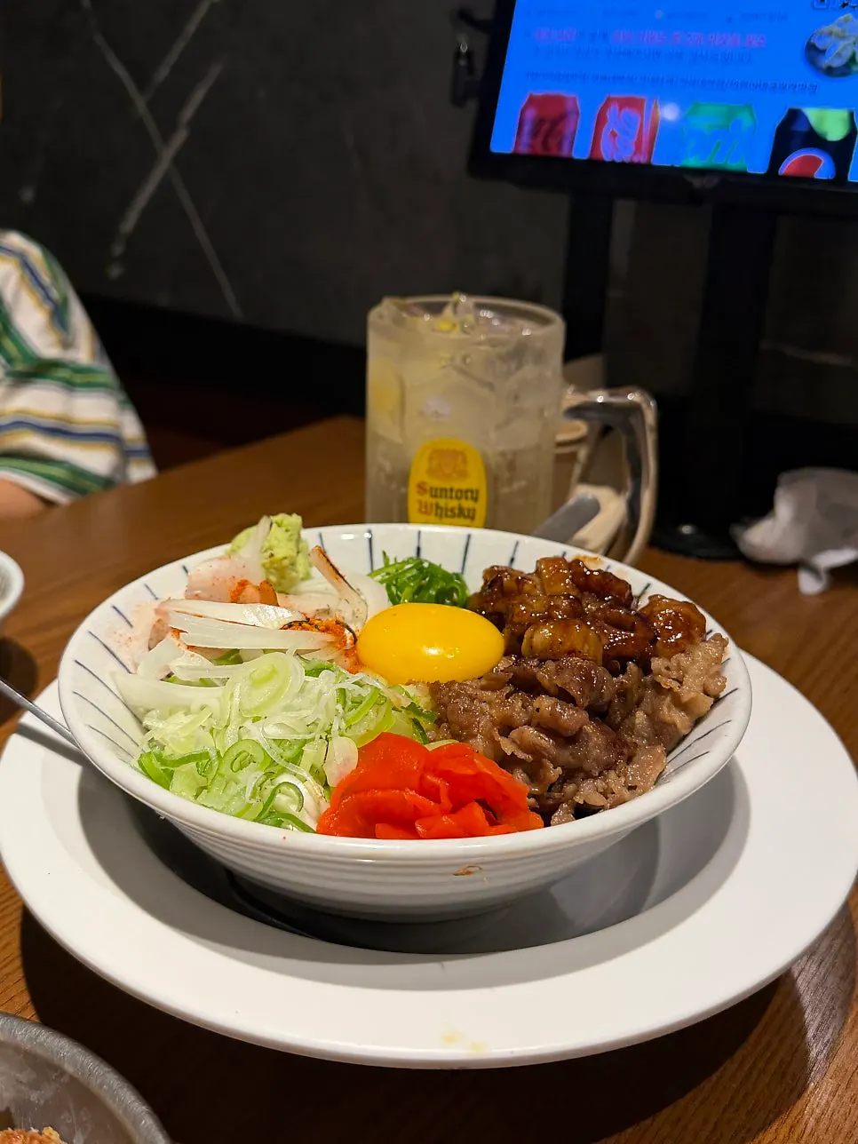 Santorini highball served with ramen