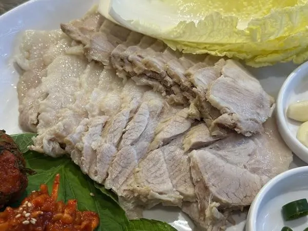 보쌈과 냉면 한 상 차림