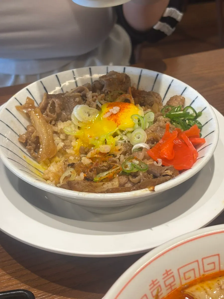 Mixing egg yolk into gyudon