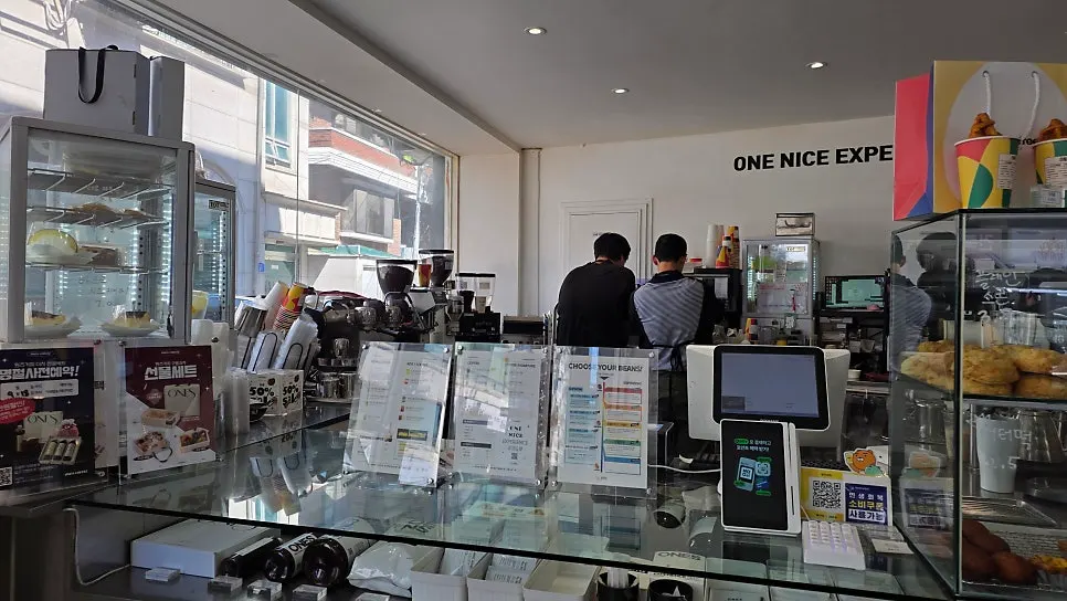 원두와 드립백 진열대