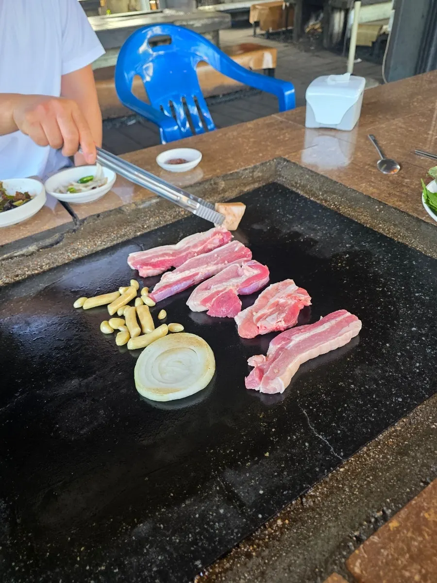 Stone plate oiled with pork fat