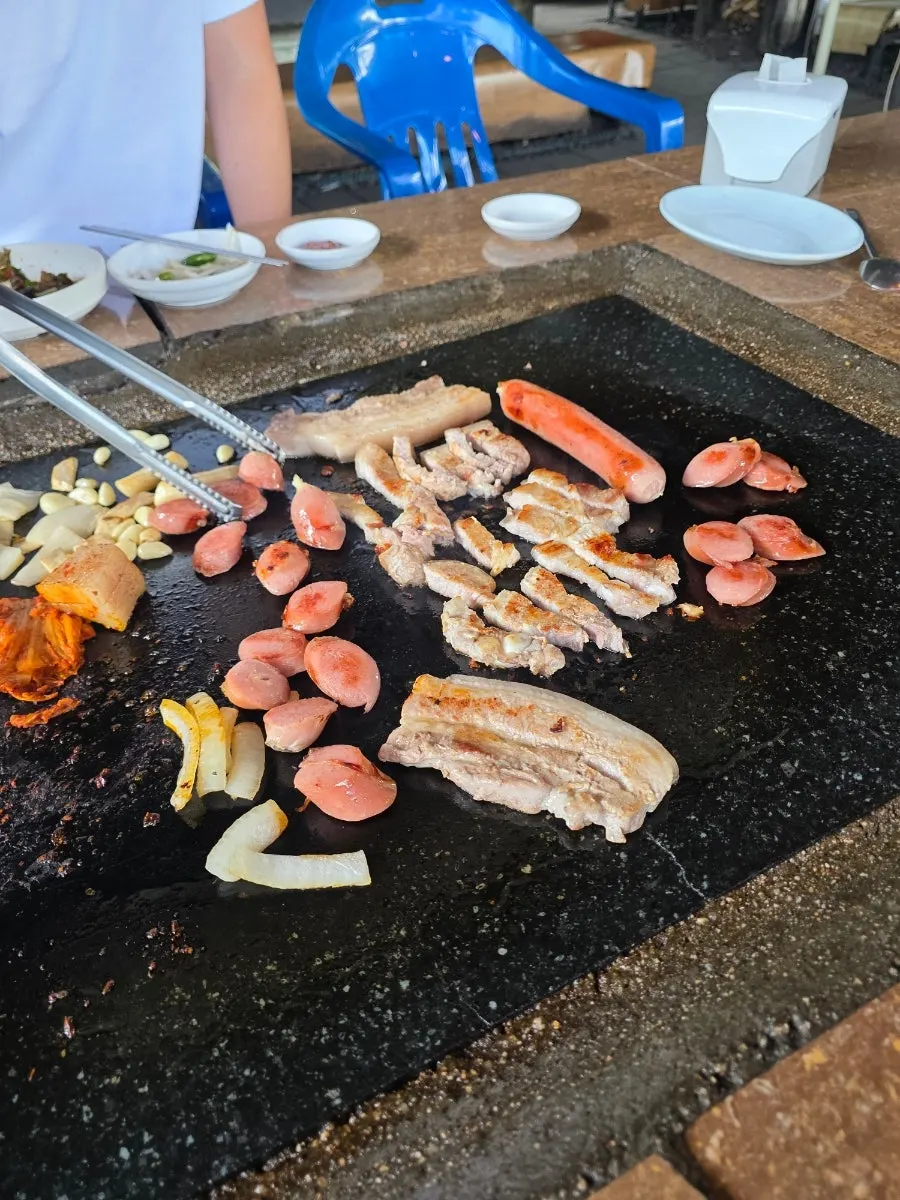 Picking up the rice cake and sausage that cooked first