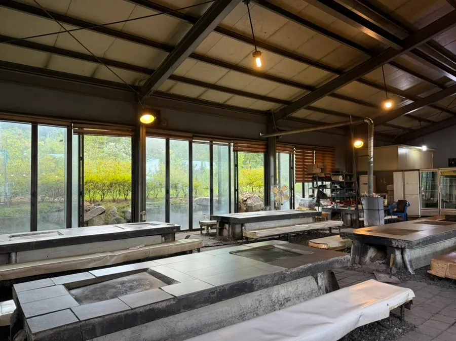 Indoor and outdoor tables at Yaksamgol Garden