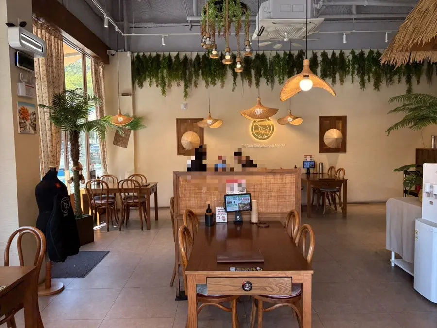 Interior of Raichen Chilgok Branch decorated in a Vietnamese style