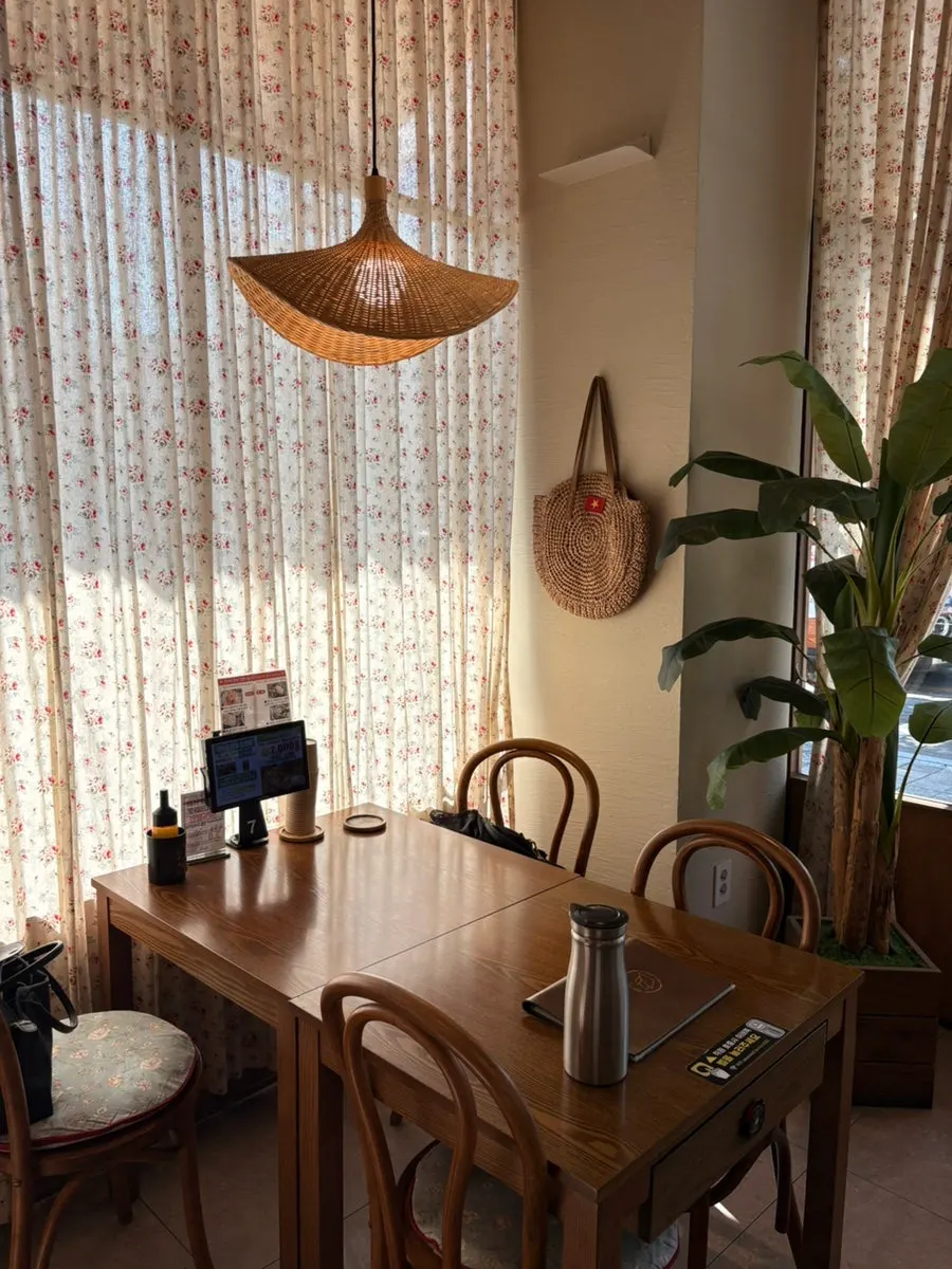 Interior decor and seating at Raichen Chilgok Branch