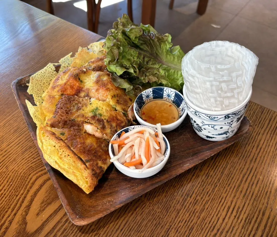 A plate of banh xeo served with rice paper