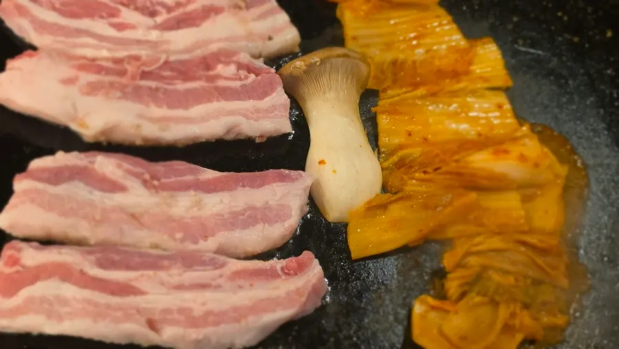약샘골가든 고기 구이 저녁 식사 장면